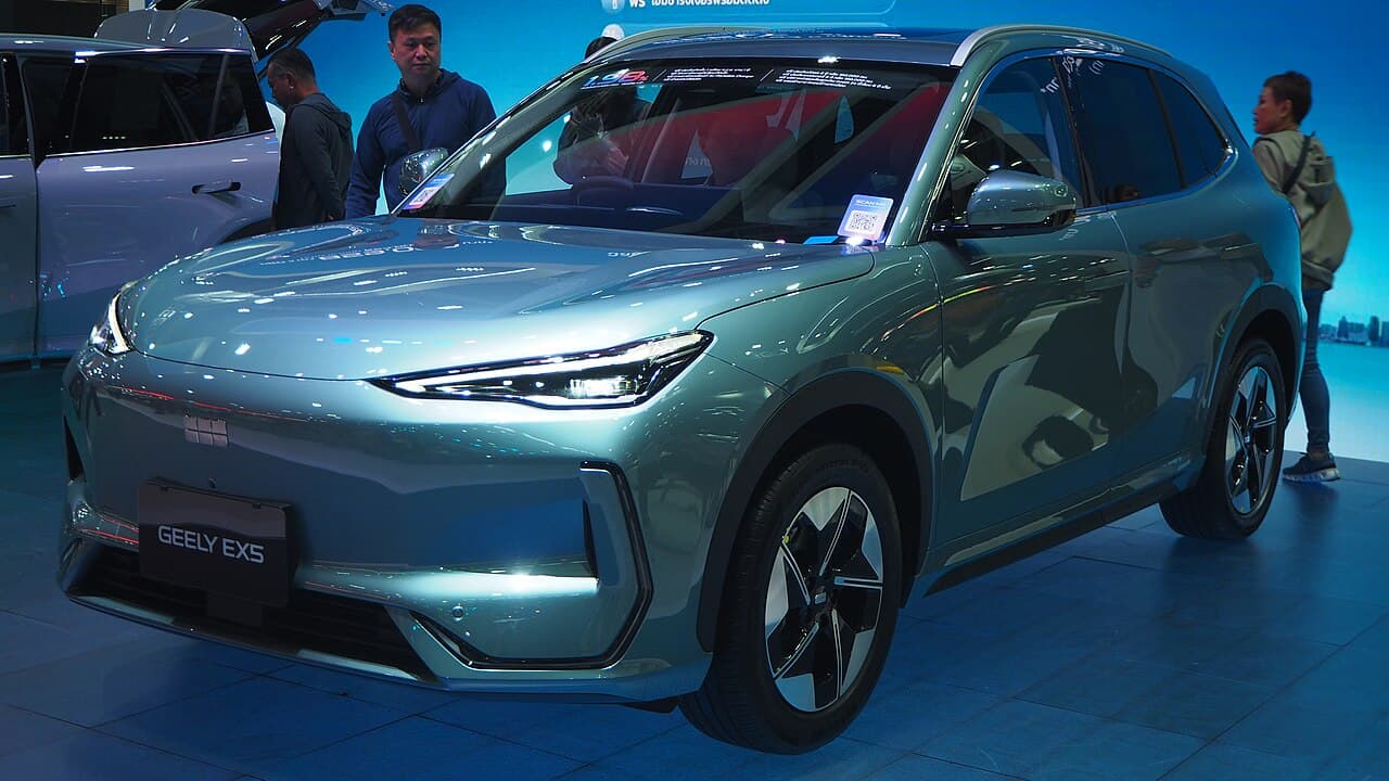 Geely EX5 الأمام