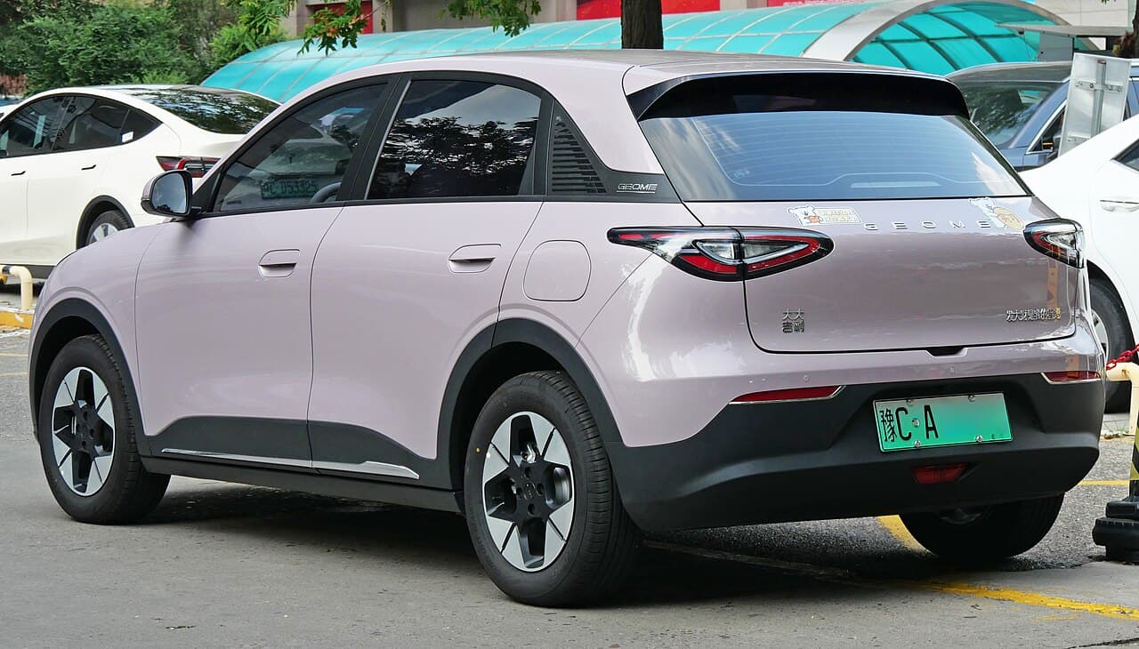 Geely Xingyuan Сзади
