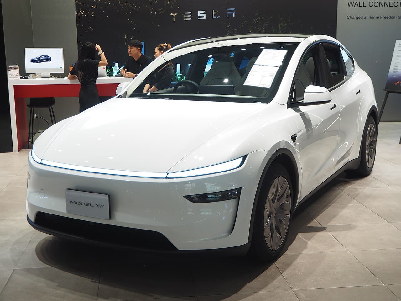 Tesla Model Y L الأمام