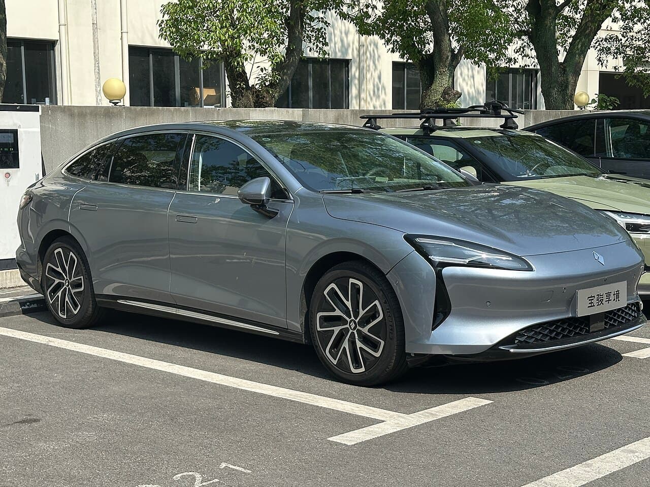 Baojun Xiangjing الجانب
