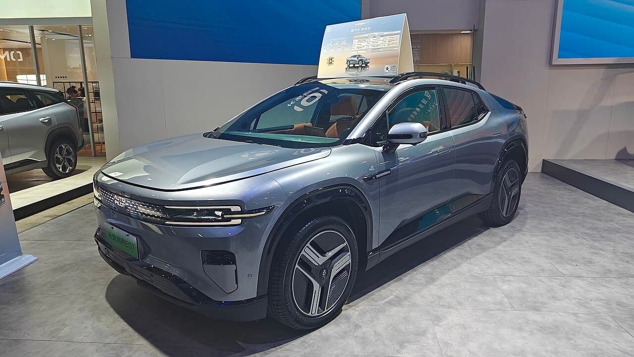 Changan Qiyuan E07 الأمام