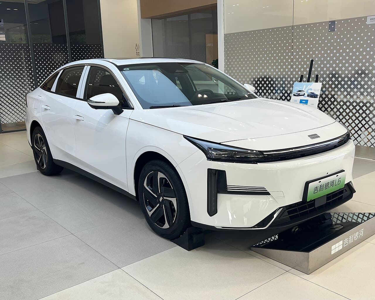 Geely Galaxy L6 الأمام