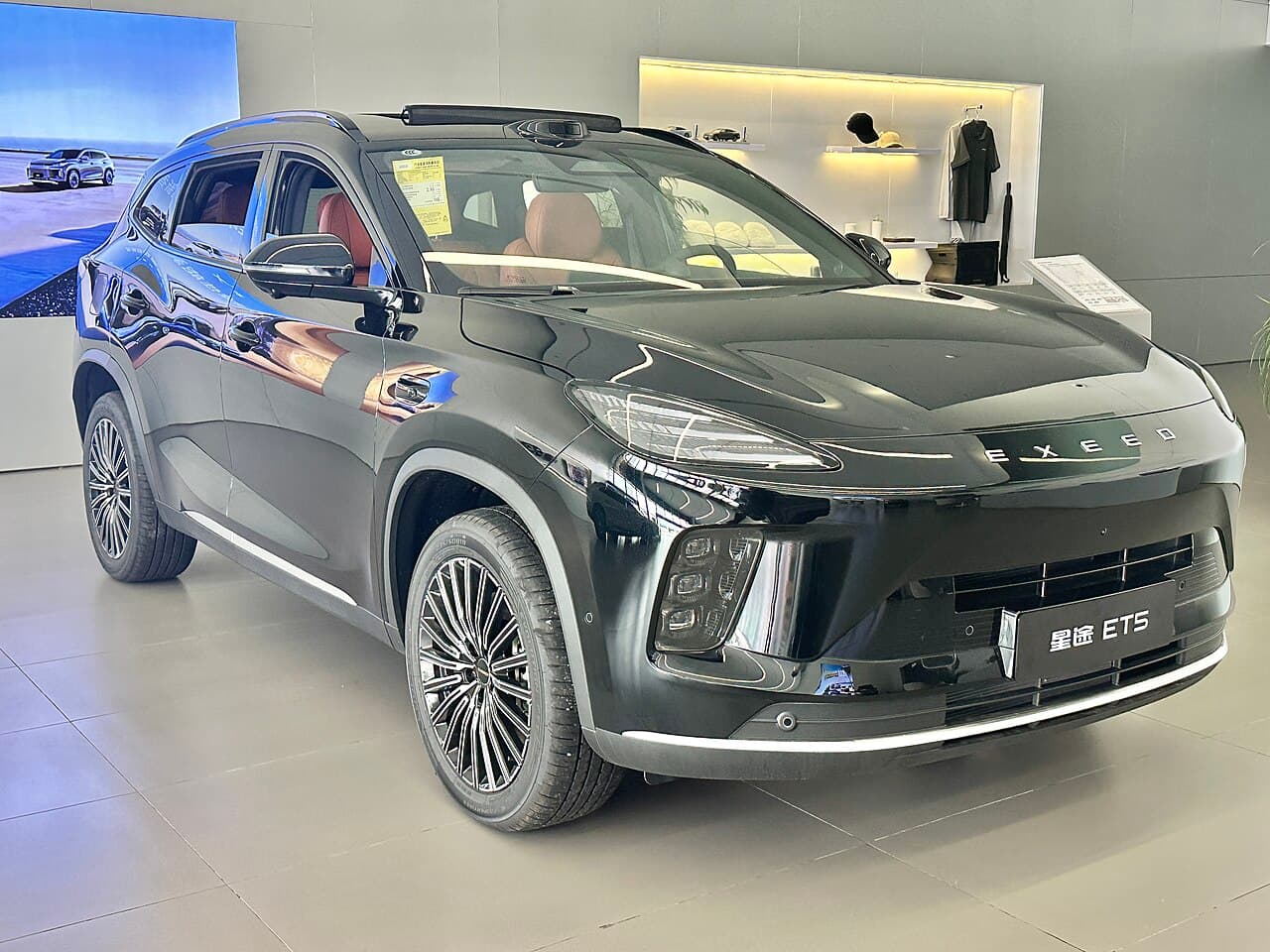 Exeed ET5 الأمام
