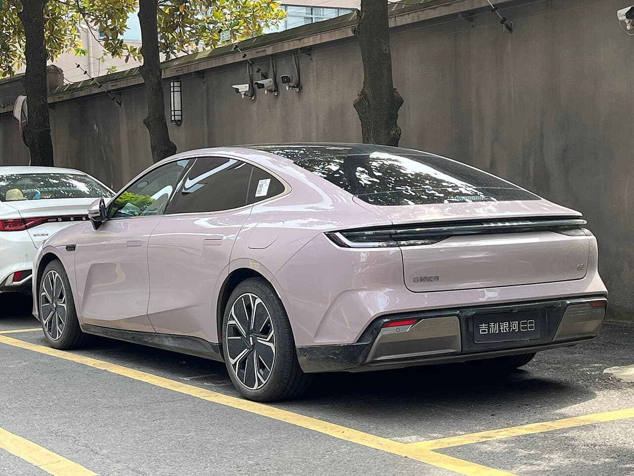 吉利银河 E8 后方