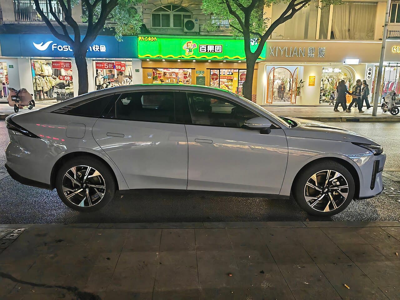 Geely Galaxy L6 الجانب