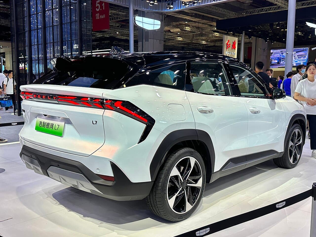 Geely Galaxy L7 الخلف