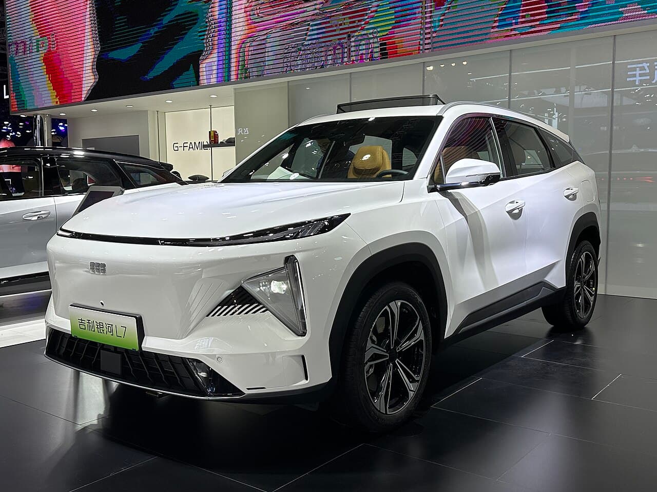Geely Galaxy L7 الأمام