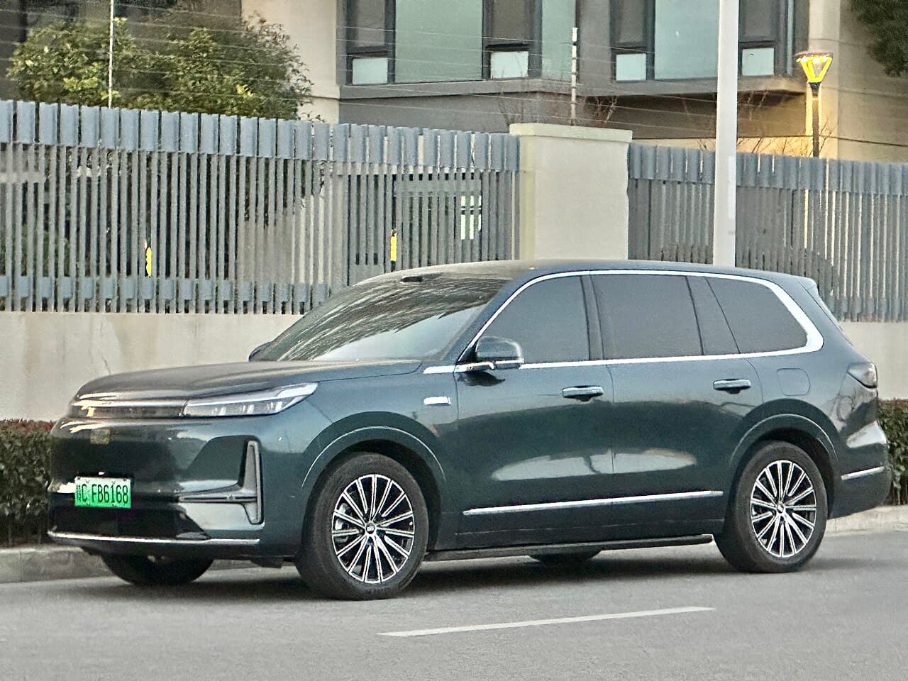 Geely Galaxy M9 (Geely M9) الأمام