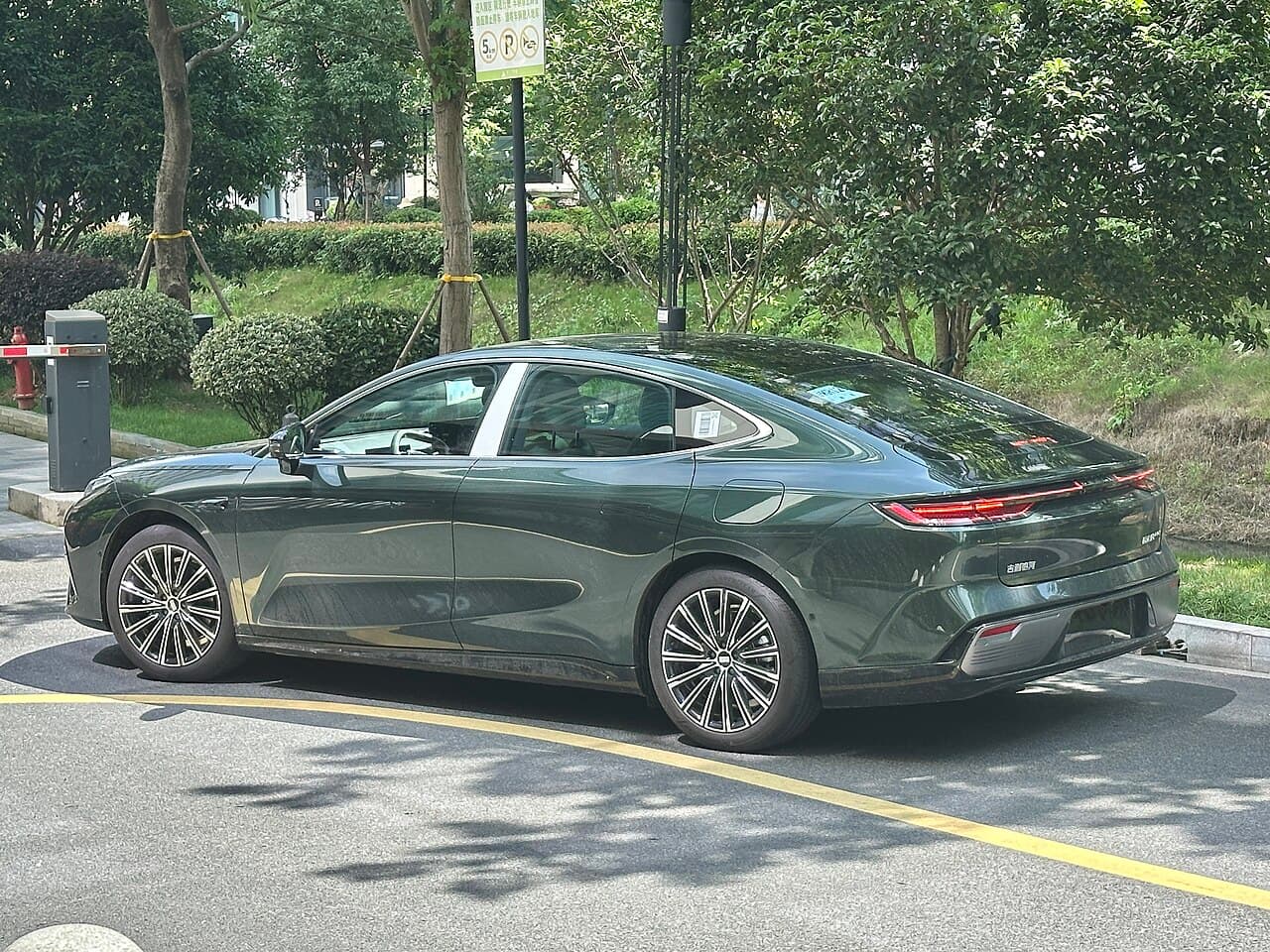 Geely Galaxy Xingyao 8 Side