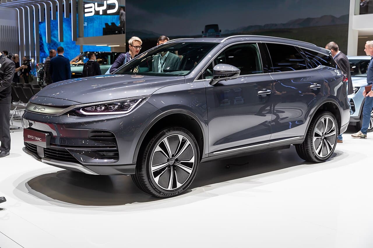 BYD Tang الأمام