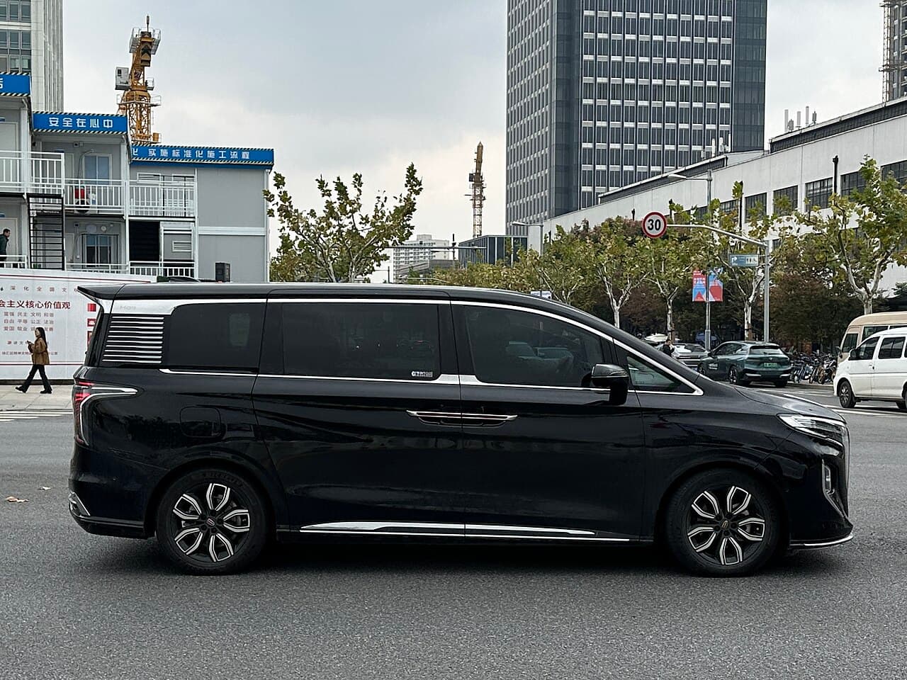 Hongqi HQ9 Side