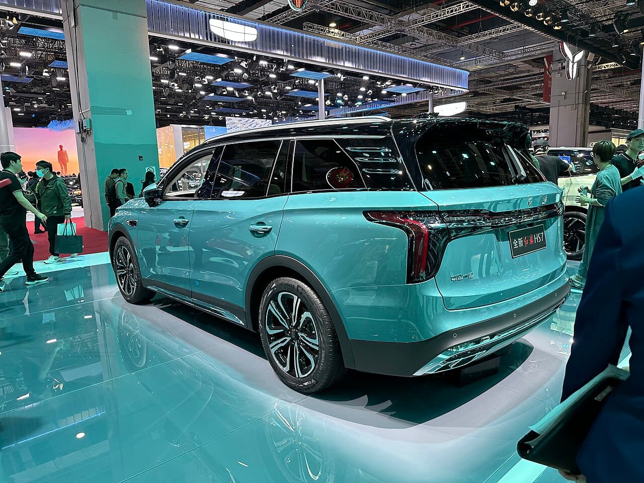 红旗 HS7 后方