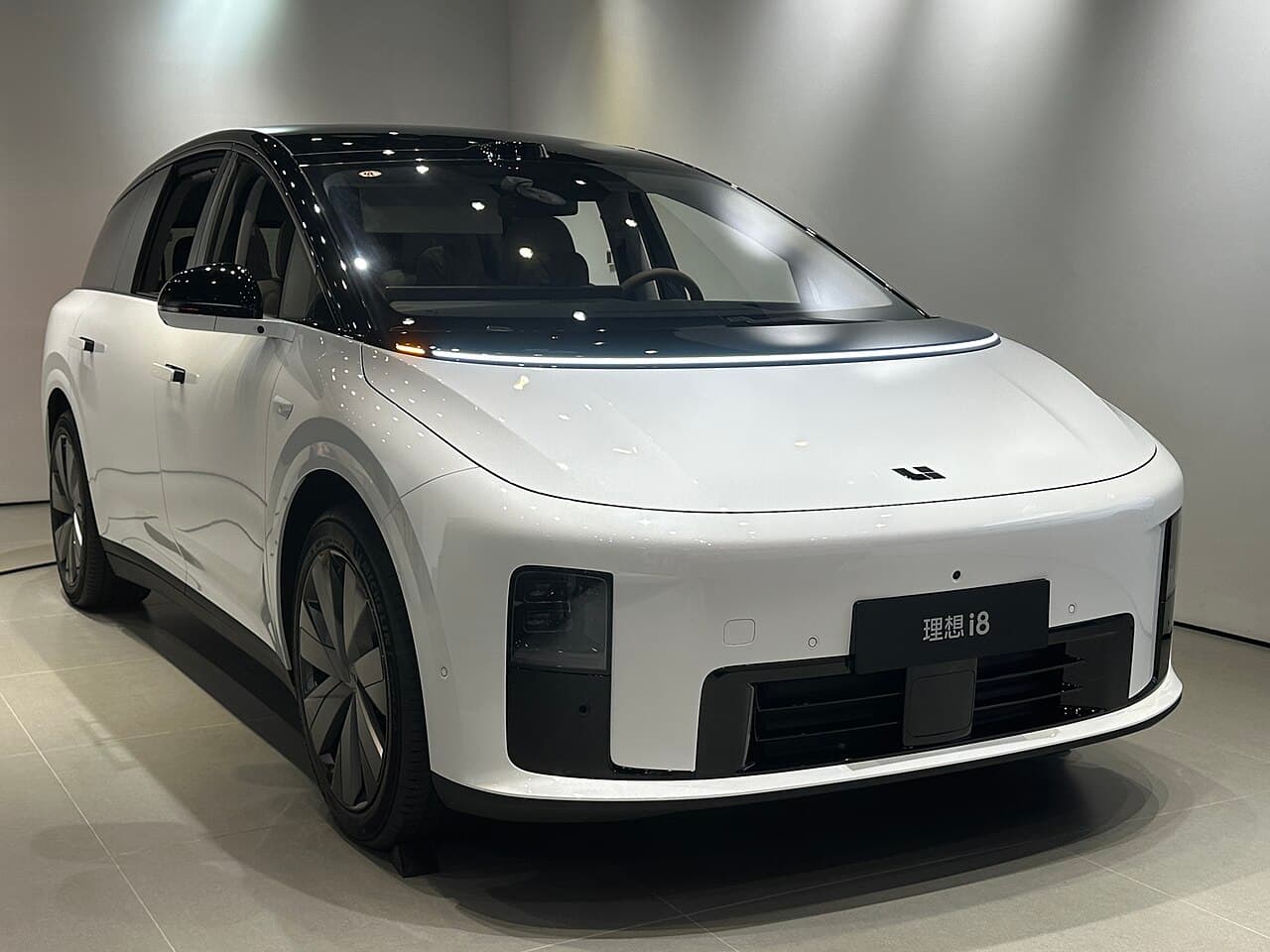 Li Auto i8 الأمام