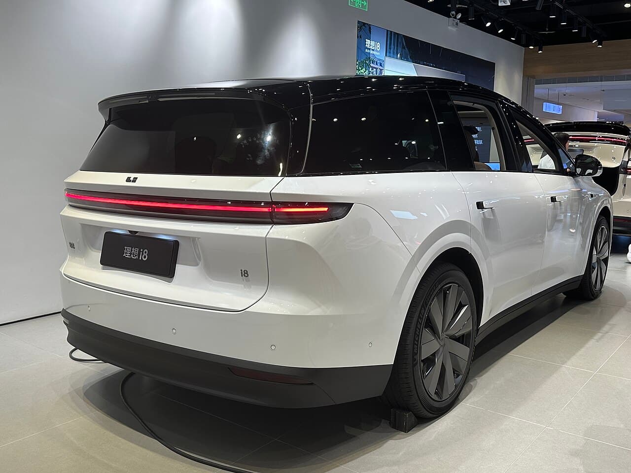 Li Auto i8 الخلف