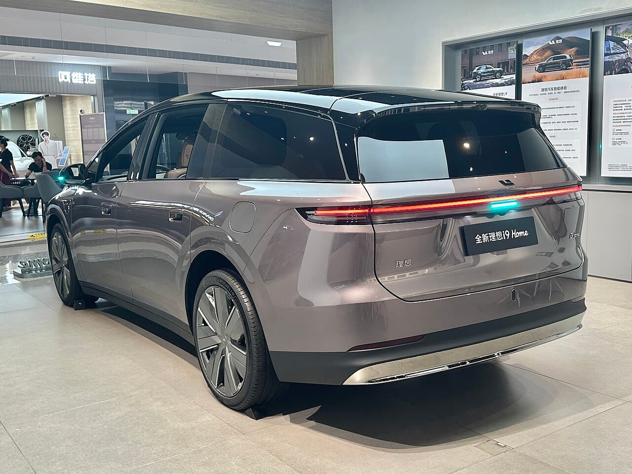 Li Auto i9 الخلف