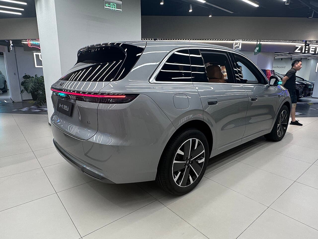 Li Auto L6 الخلف