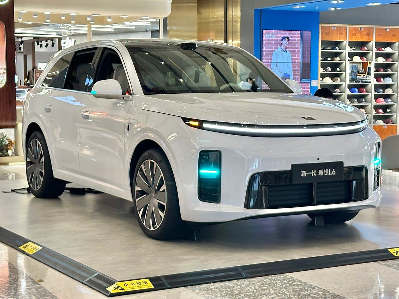 Li Auto L6 الأمام