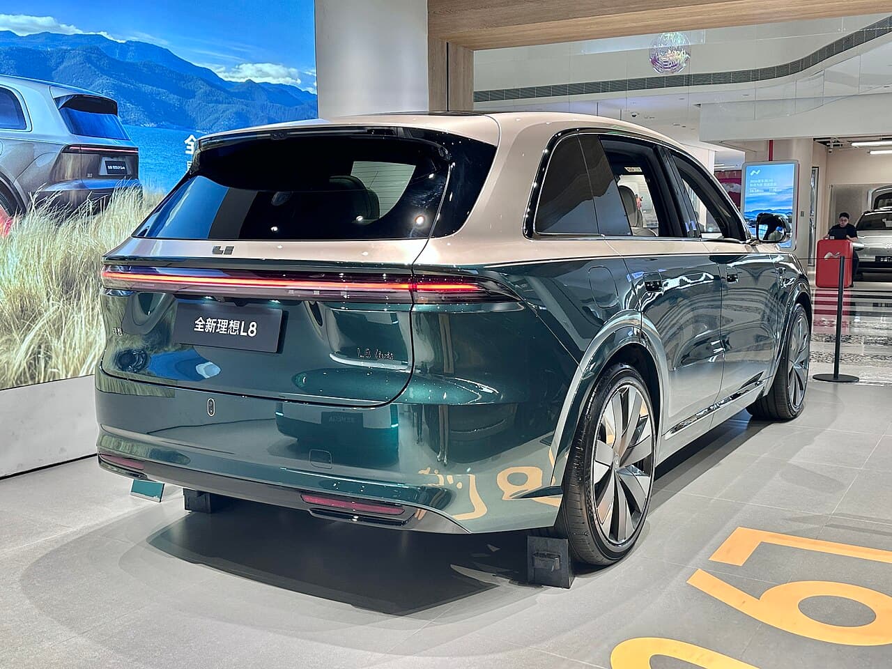 Li Auto L8 الخلف