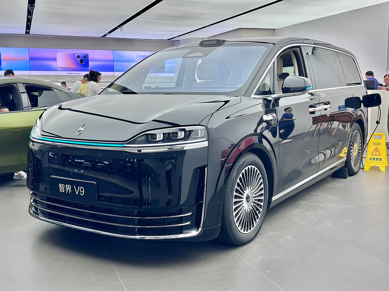 Luxeed V9 الأمام