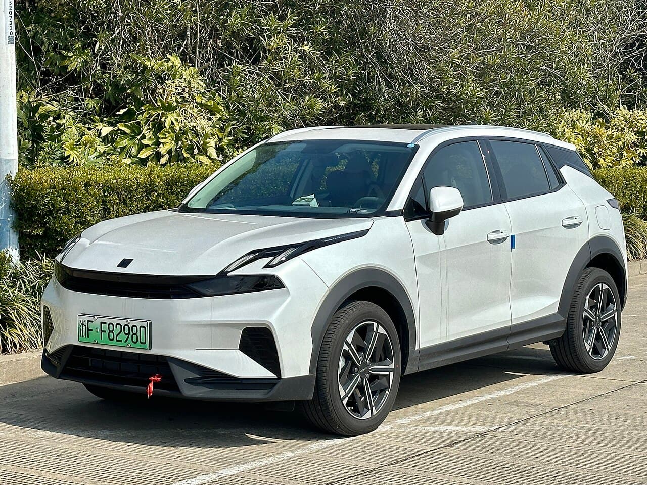 Lynk & Co 06 Front