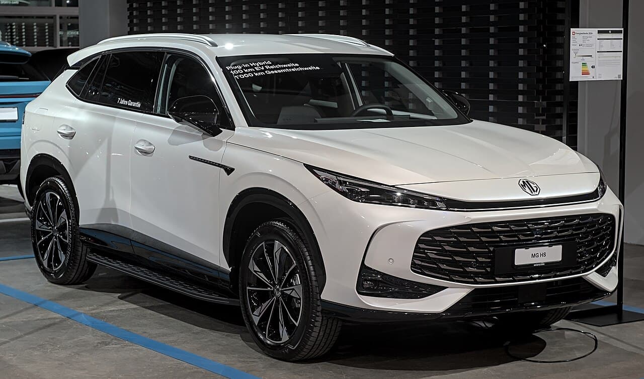MG HS الأمام