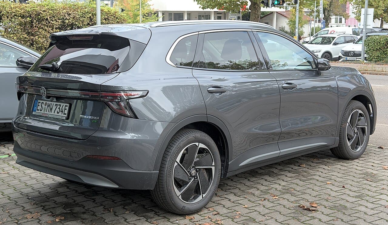 MG S5 EV Сзади