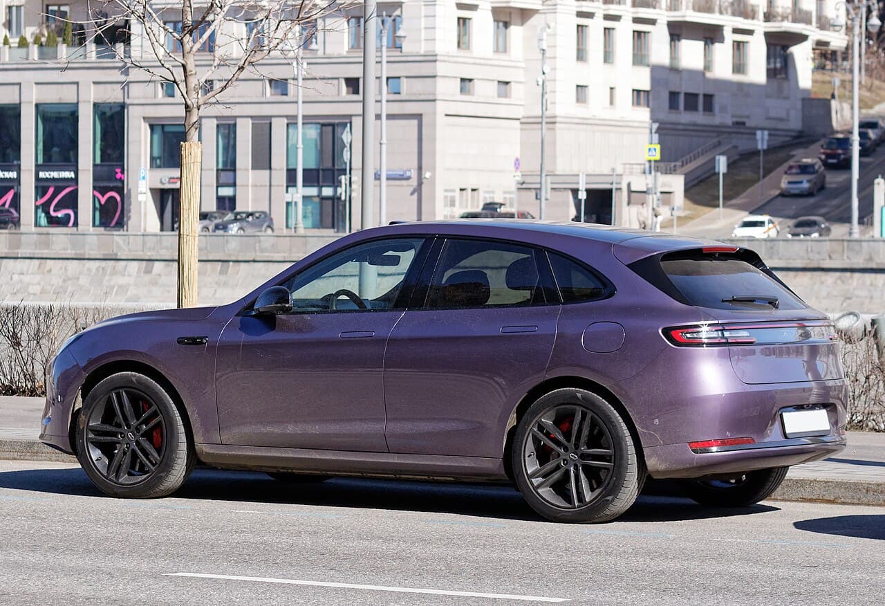 AITO M5 الجانب