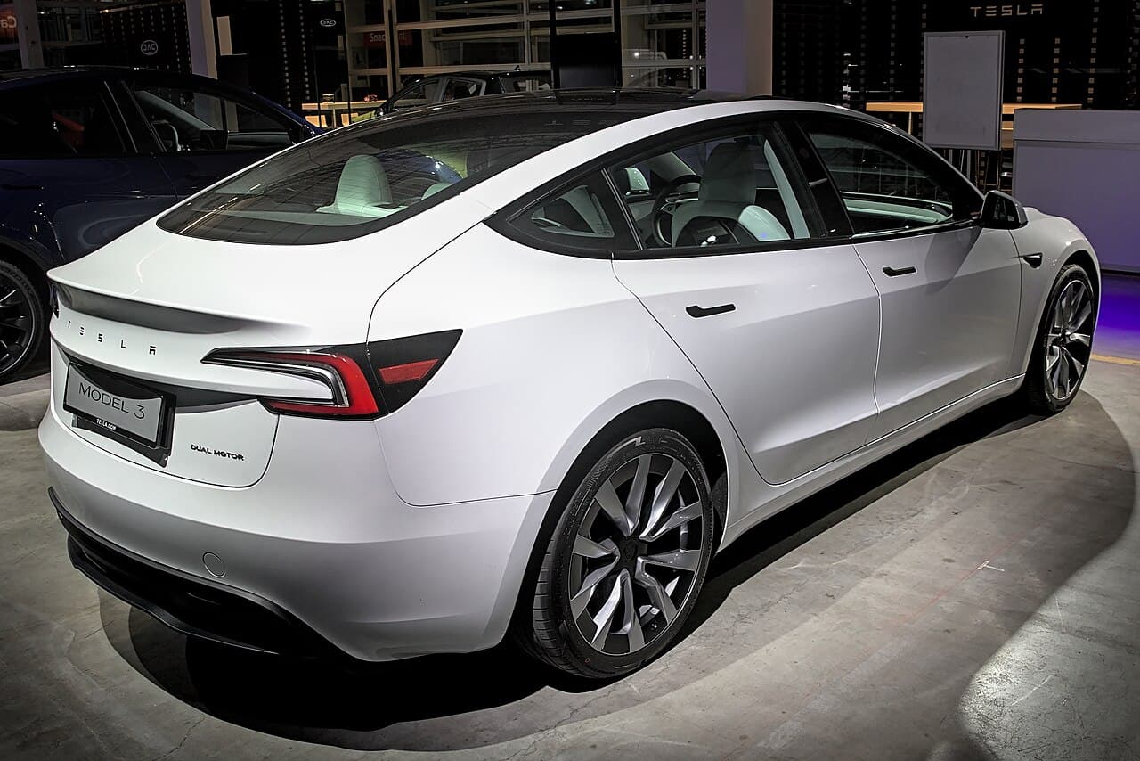 Tesla Model 3 الخلف