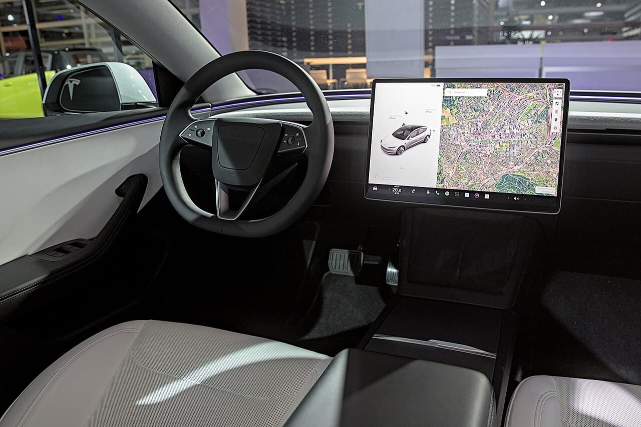 Tesla Model 3 المقصورة الداخلية