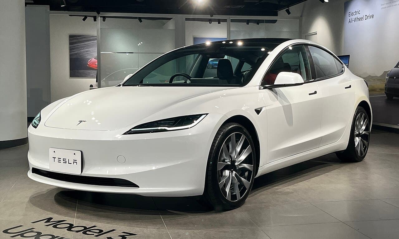 Tesla Model 3 الأمام