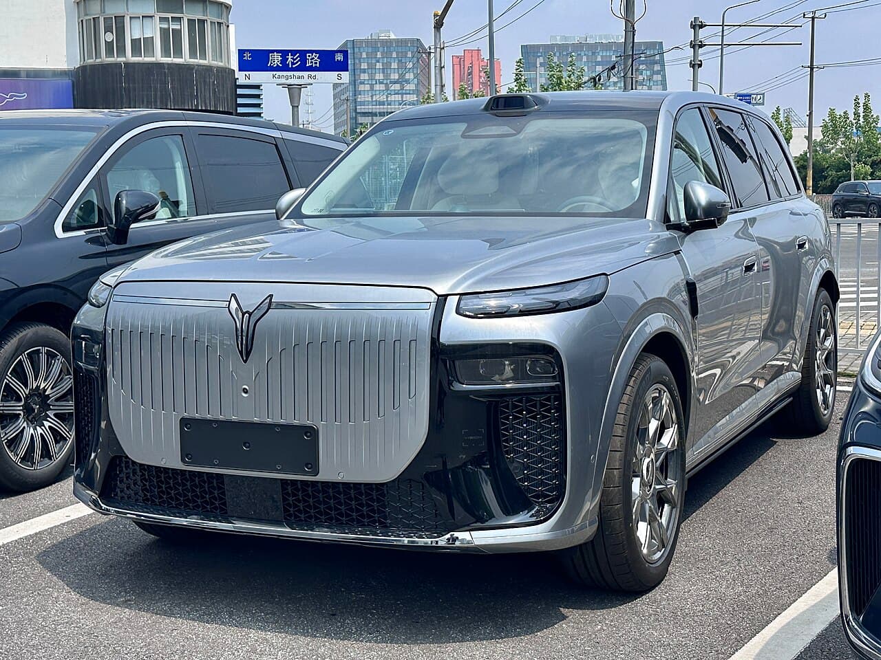 Voyah Taishan X8 الأمام