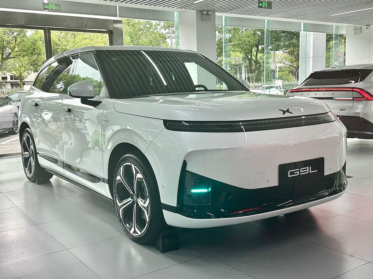 XPeng G9L الأمام