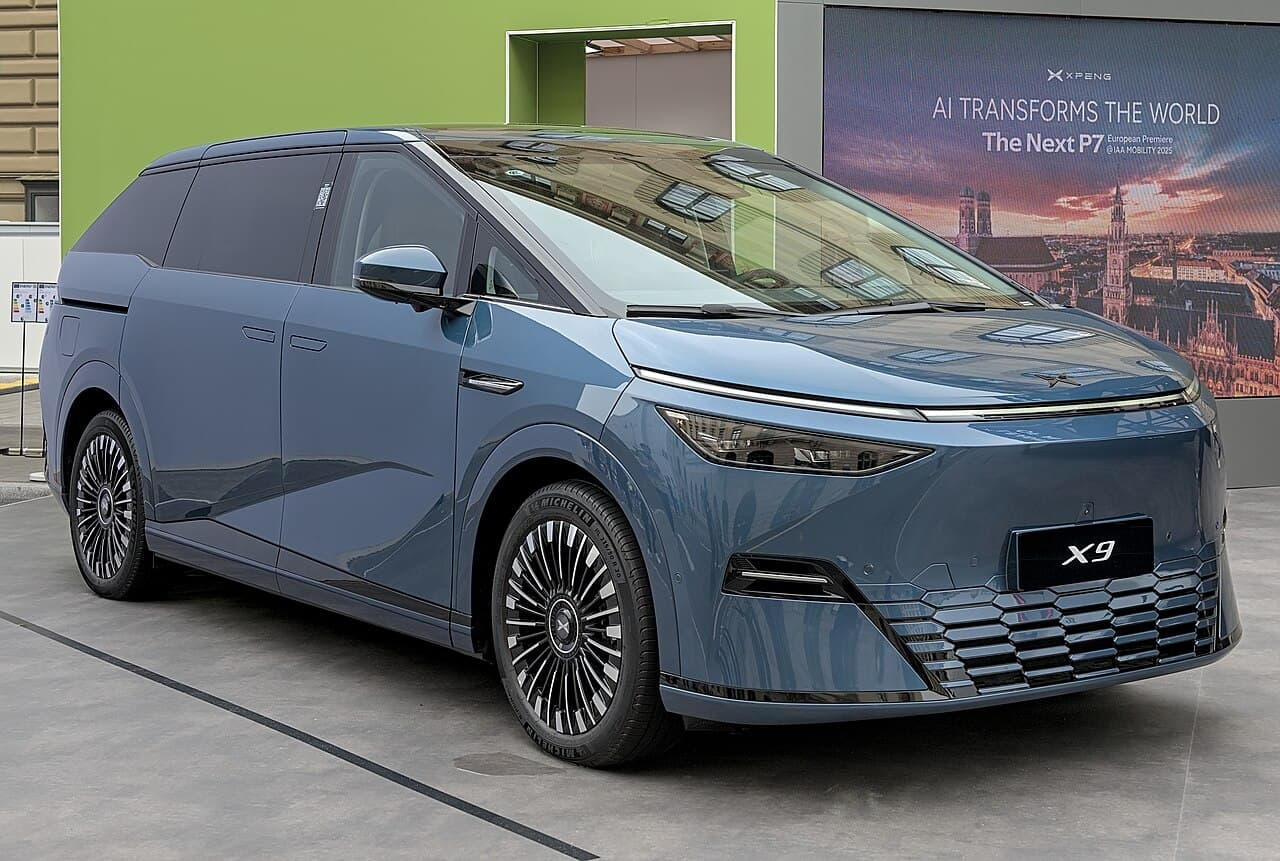 XPeng X9 Front