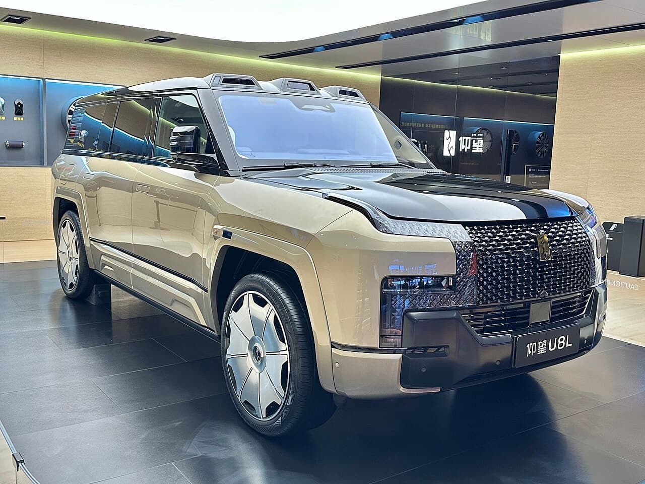 Yangwang U8L الأمام