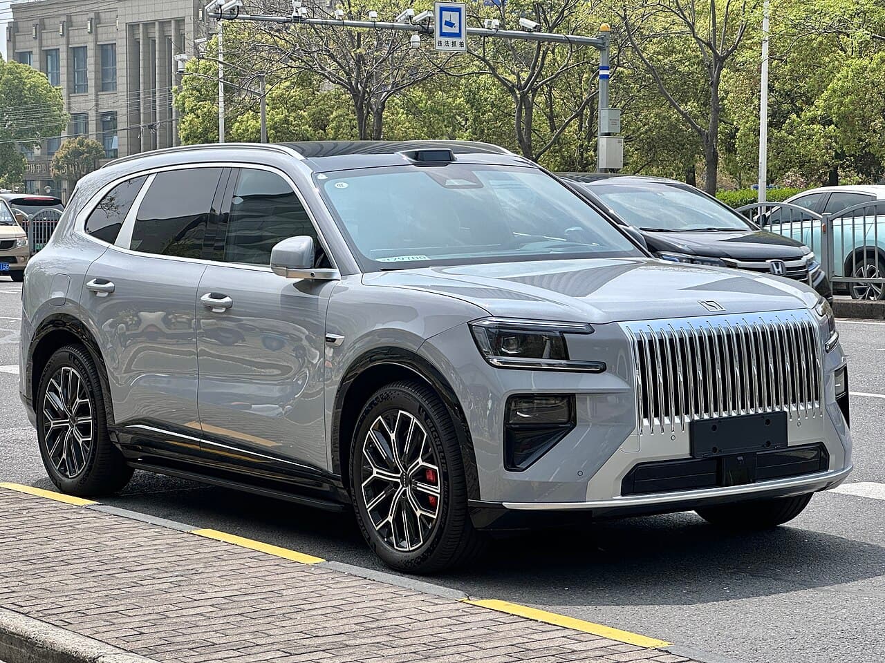 Zeekr 8X الأمام