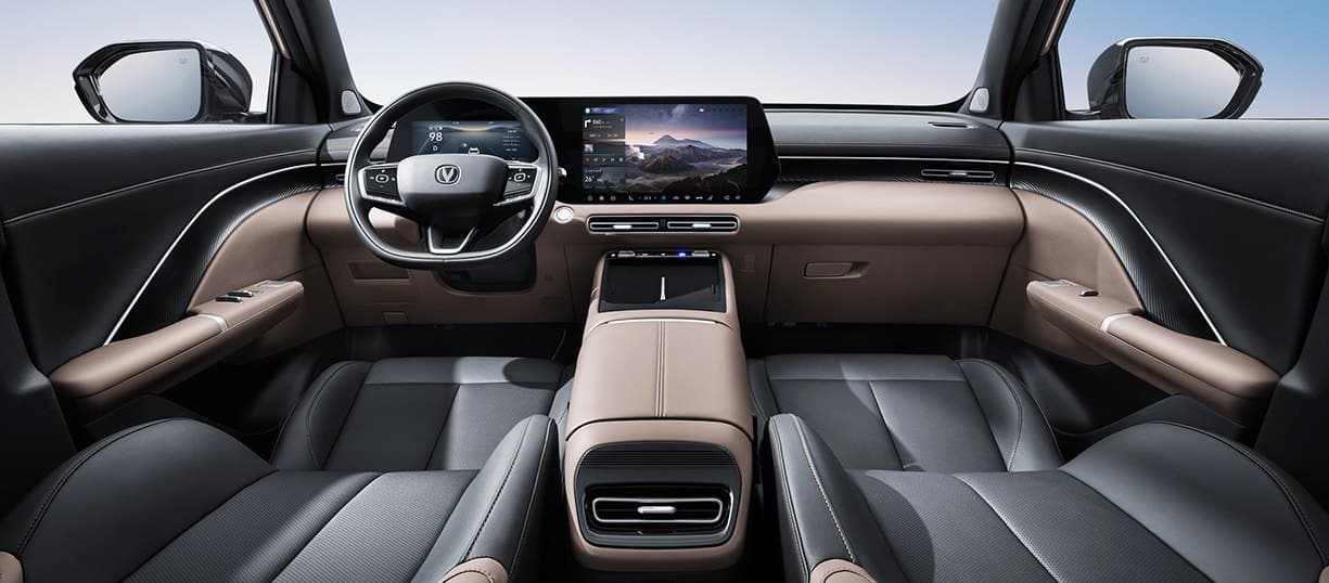 Changan CS55 PLUS المقصورة الداخلية أسود ذهبي