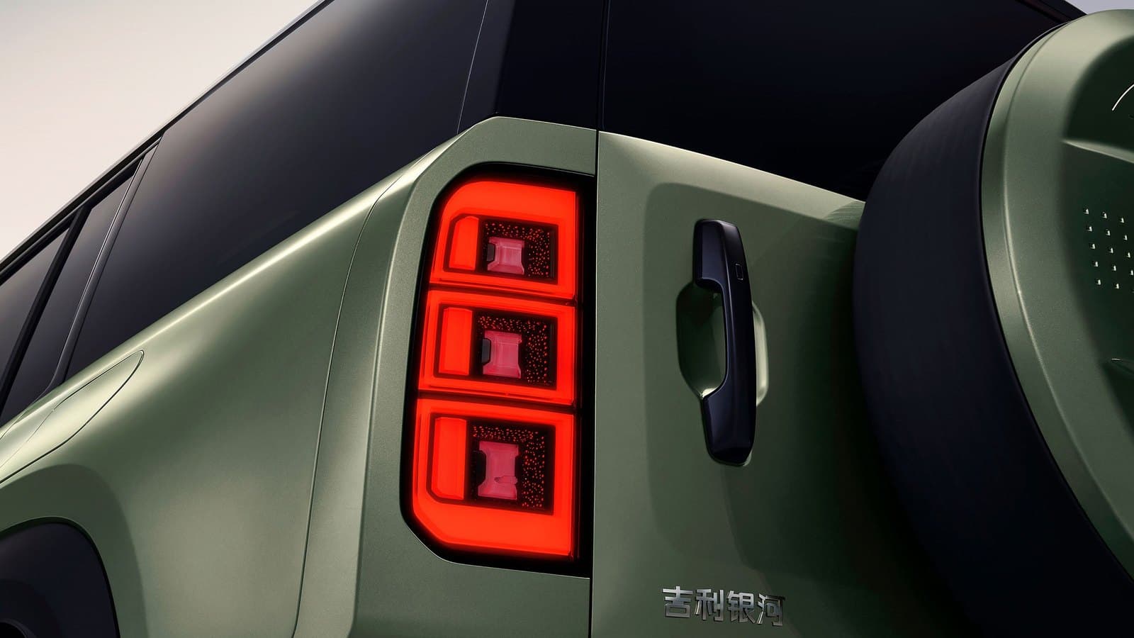 Geely Galaxy Warship 700 العجلة الاحتياطية والمصابيح الخلفية
