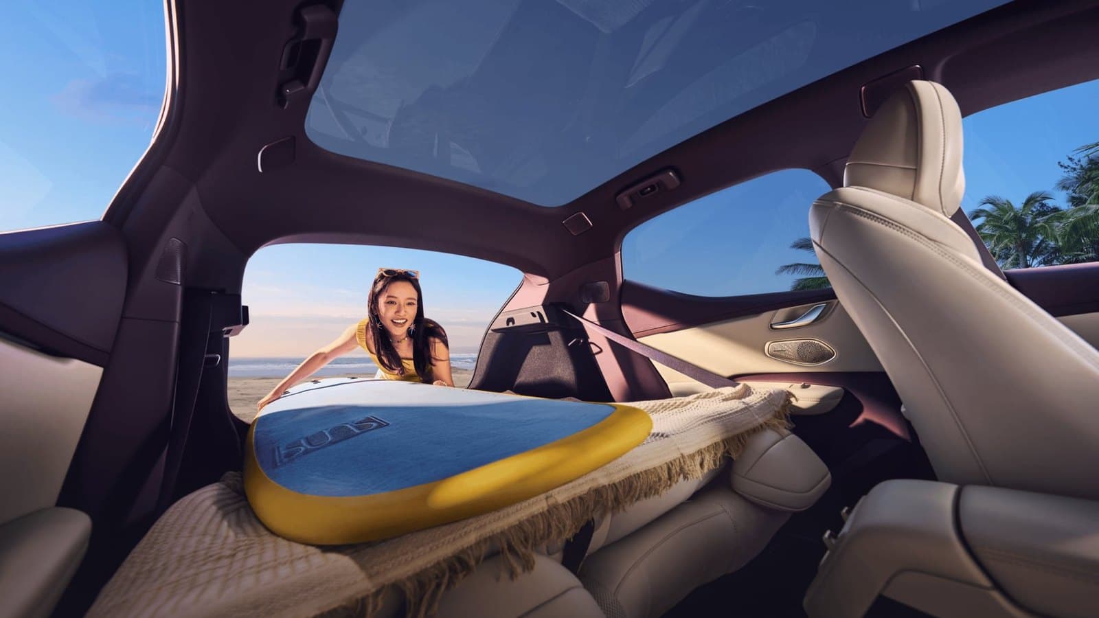 Lynk & Co 20 (02 in Europe) Wide glass roof