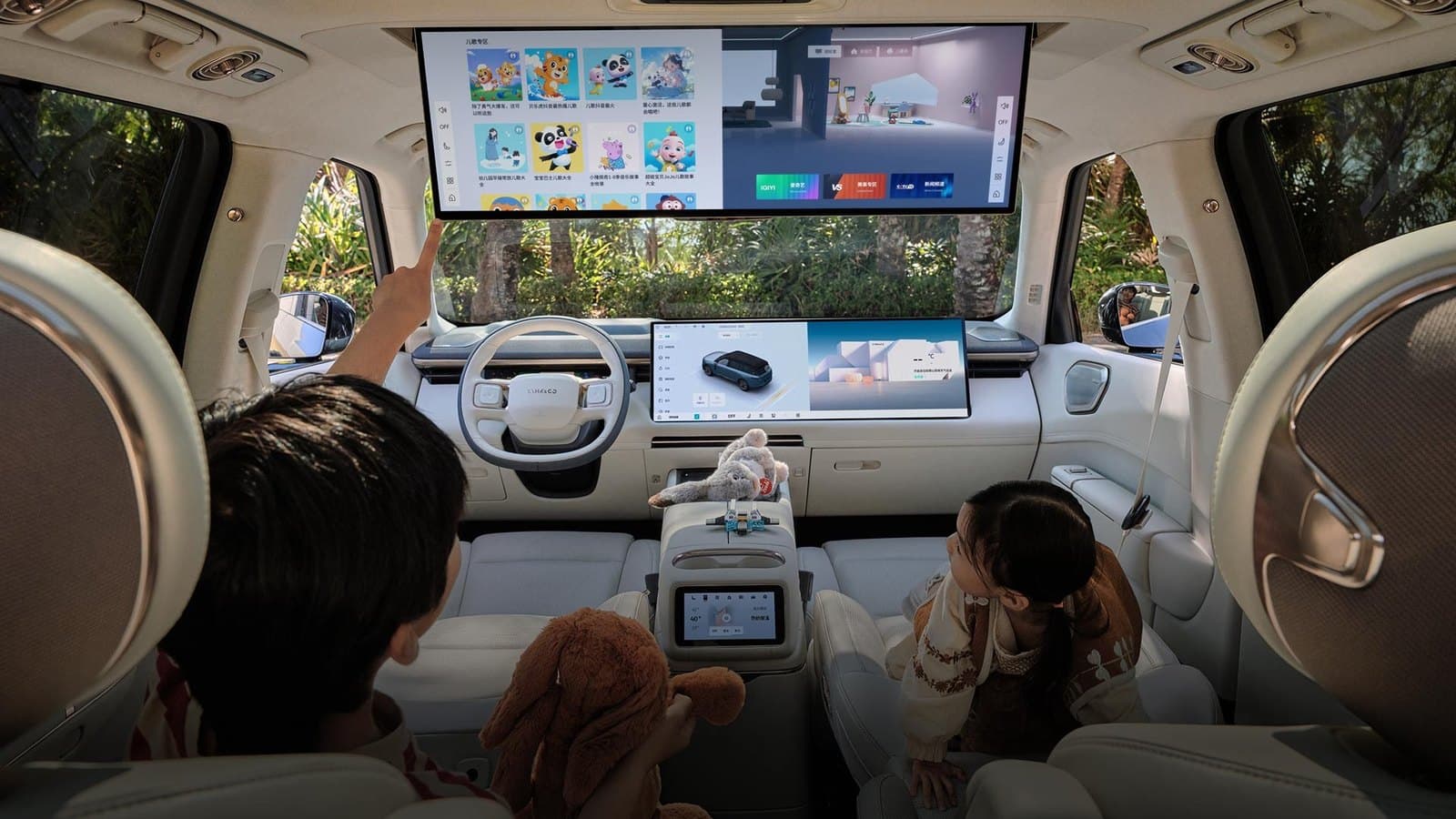 Lynk & Co 900 سينما داخل السيارة