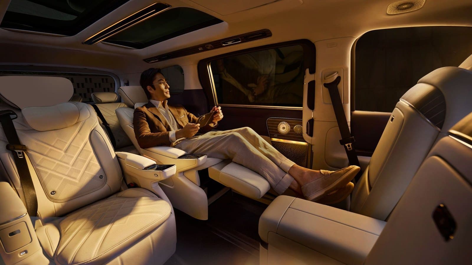 Voyah Dreamer 9 Zero-gravity seats