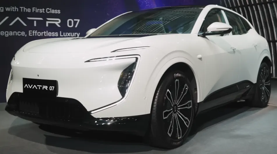 سيارة Avatr 07 Ultra AWD بيضاء في معرض سيارات وخلفها لافتة Avatr 07