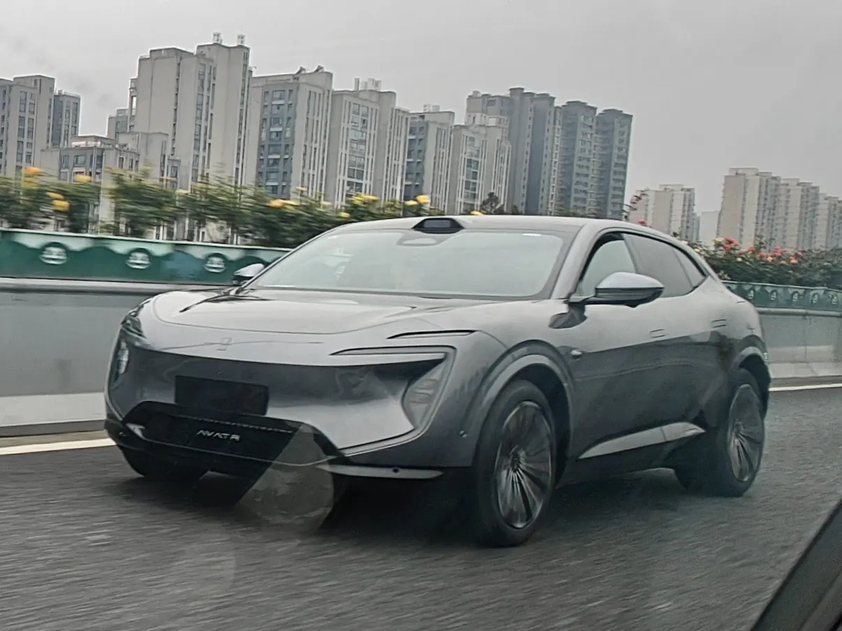 Front view of a grey Avatr 07 driving on an elevated road