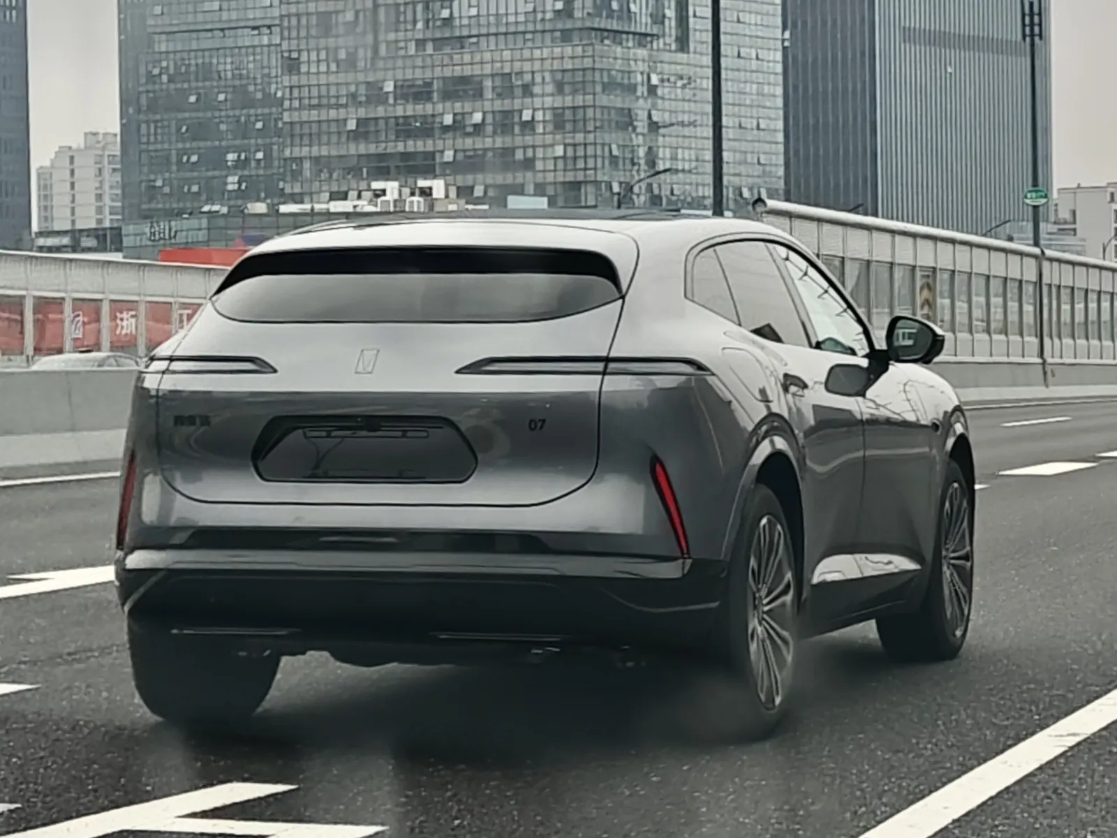 Rear view of a grey Avatr 07 on an elevated road