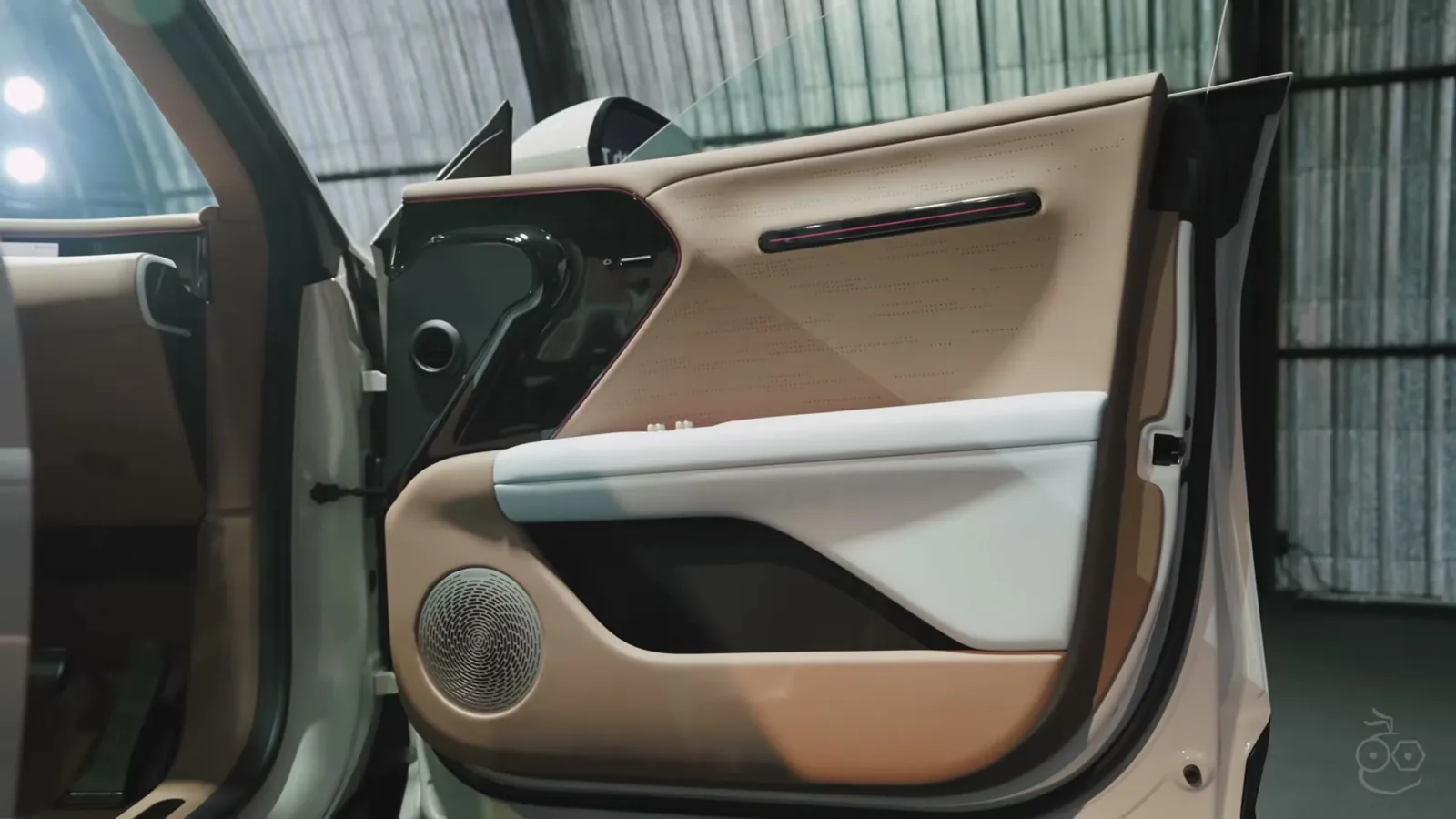 Front door panel of the Avatr 07 with ambient light strip, speaker grille and door-mounted display mirror