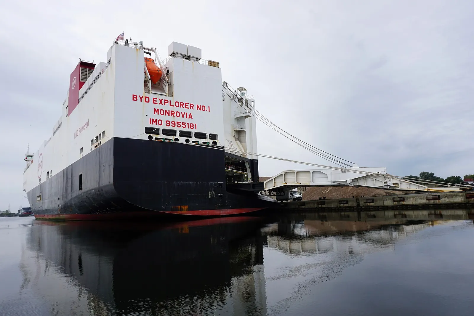 سفينة نقل سيارات في Wilhelmshaven