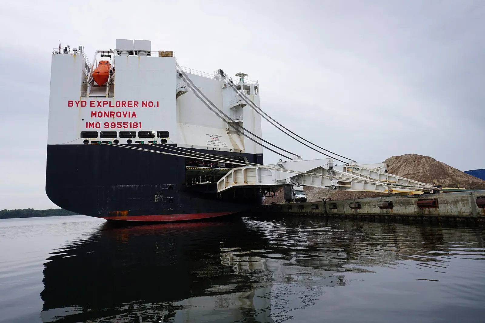 سفينة نقل السيارات BYD Explorer No.1 في Wilhelmshaven