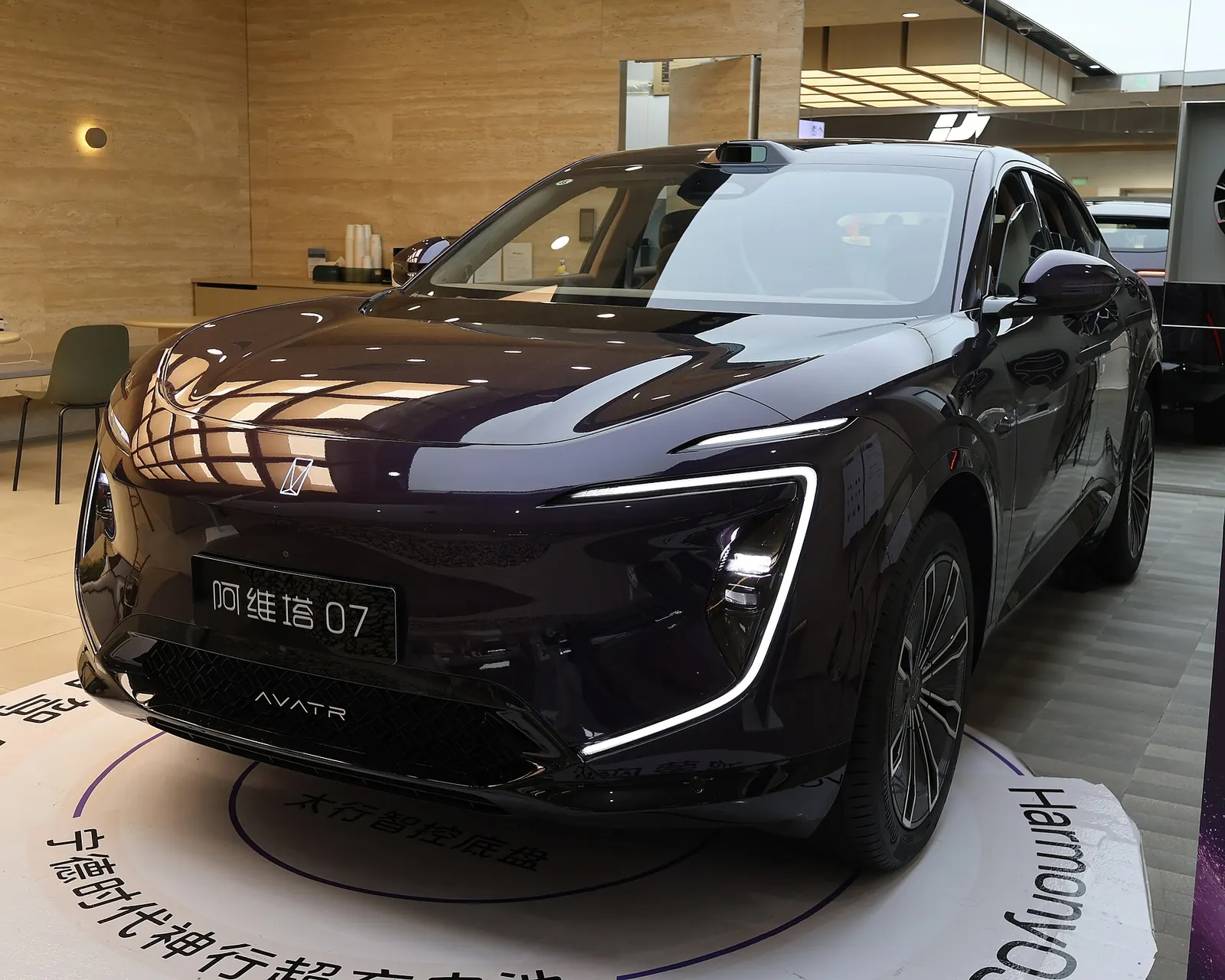 Front three-quarter view of a dark purple Avatr 07 showing the wraparound light bar and lidar above the windscreen