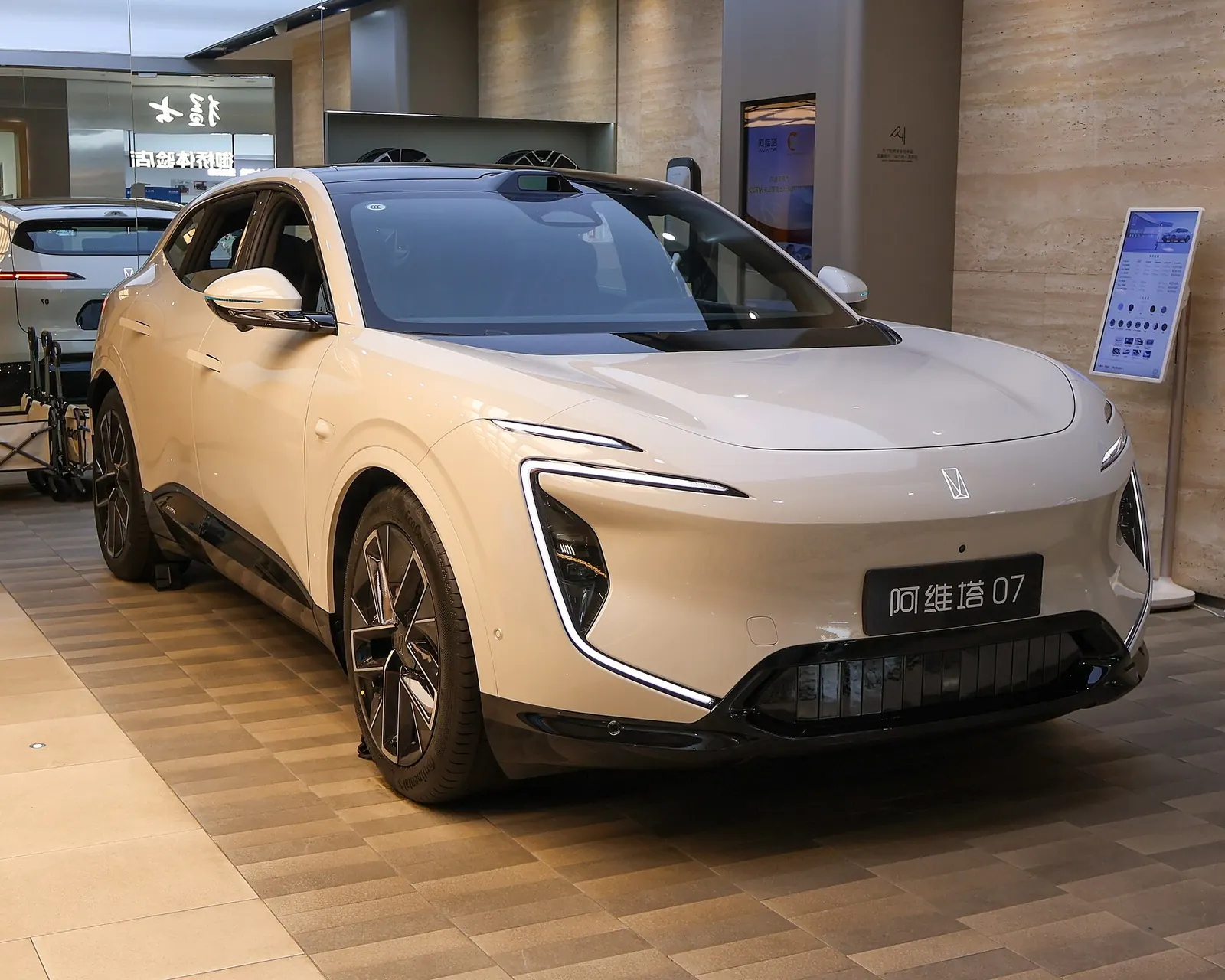 سيارة Avatr 07 SUV بلون كريمي على أرضية صالة عرض