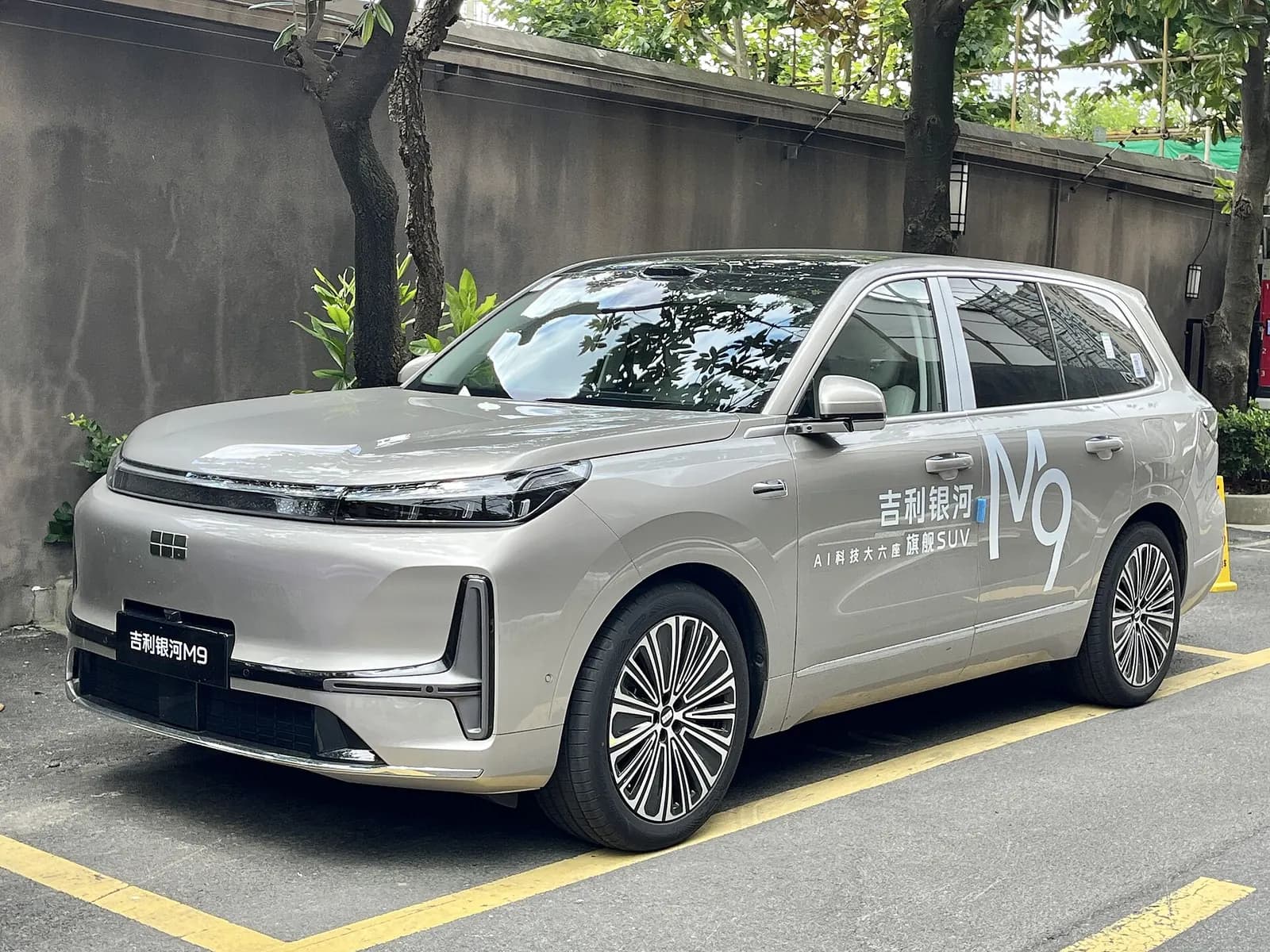 سيارة Geely Galaxy M9 SUV هجينة قابلة للشحن (تُباع في الإمارات باسم Geely M9)