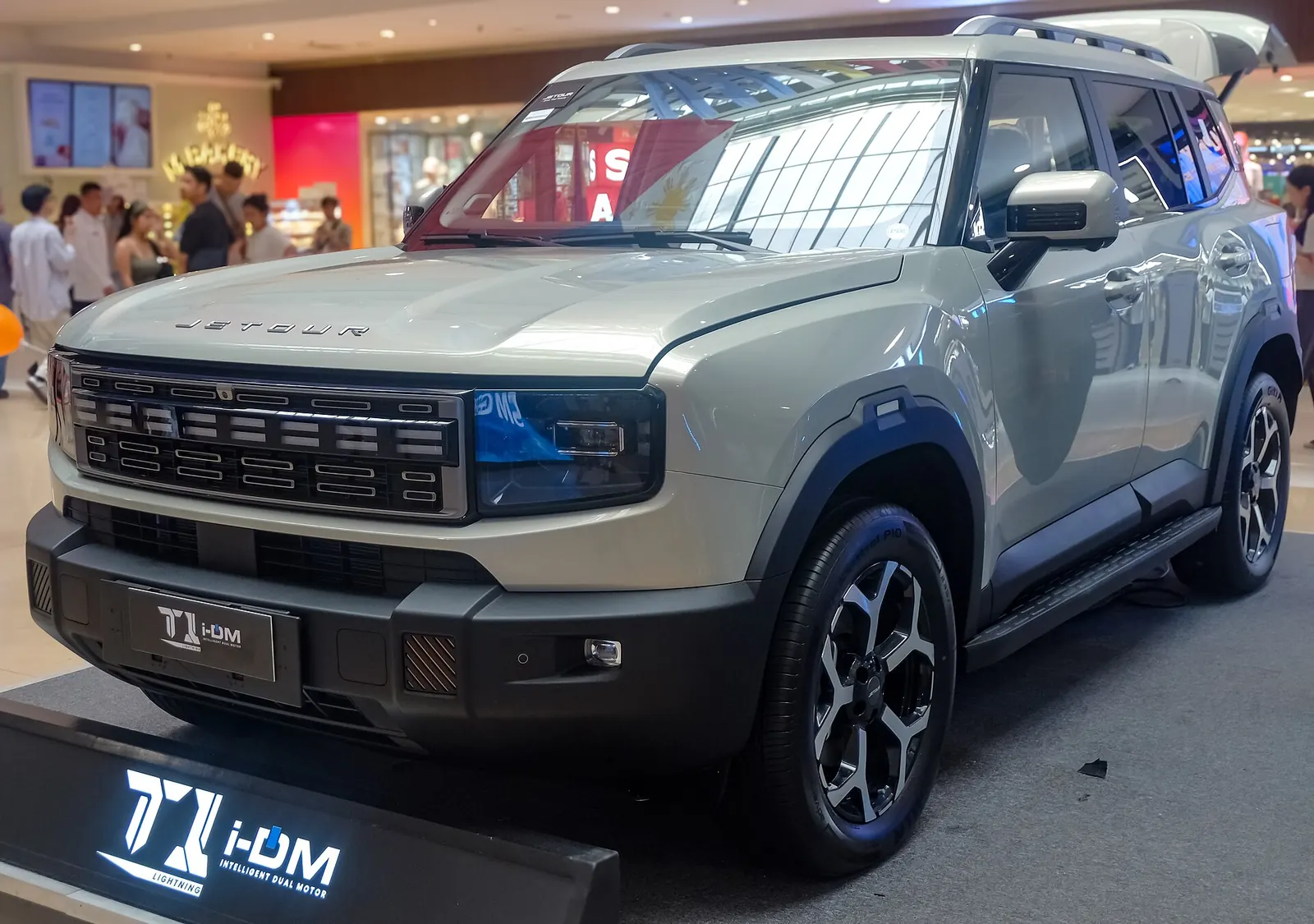 سيارة Jetour T1 Lightning i-DM SUV هجينة قابلة للشحن بلون ذهبي رملي